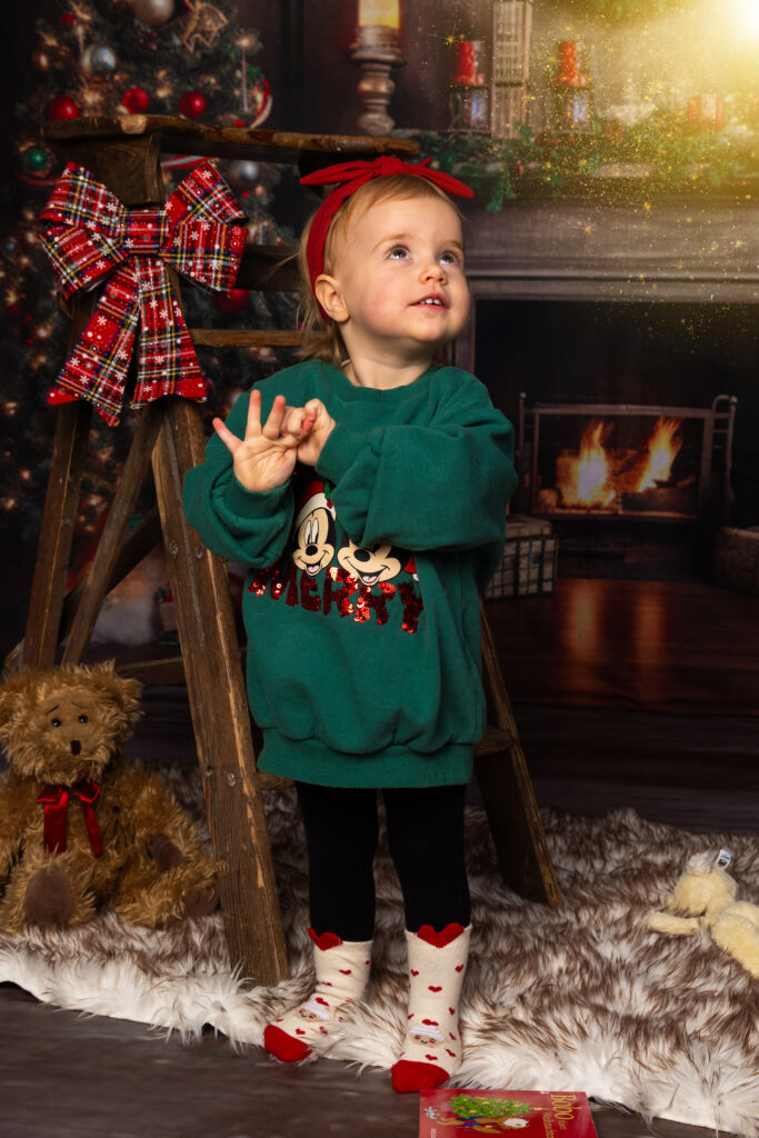 Mädchen vor Kamin an Weihnachten